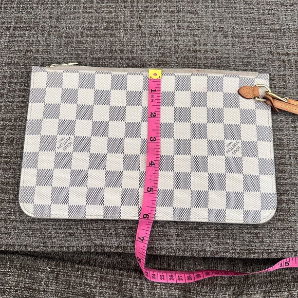 Louis Vuitton clutch. - Picture 4 of 6